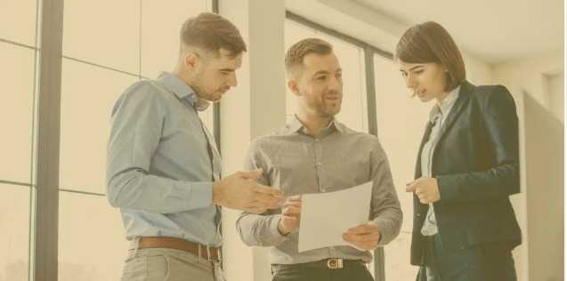 Homem registrando marca em Registro Homem registrando marca em Registro